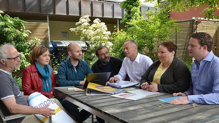 Regelmäßig trifft sich der Würzburger Ombudsrat, um anstehende Fälle von Diskriminierung zu besprechen (von links): Stefan Lutz-Simon, Stefanie Köster, Michael Weis, Harald Ebert, Burkhard Hose, Natali Soldo-Bilac und Aron Schuster. Foto: Pat Christ