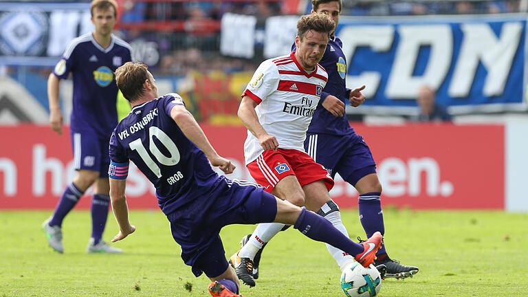 VfL Osnabrück - Hamburger SV       -  Fußball: DFB-Pokal, 1. Runde, VfL Osnabrück - Hamburger SV:  Der Osnabrücker Christian Groß (links) im Kampf um den Ball mit Nicolai Müller (rechts). Foto: Friso Gentsch/dpa