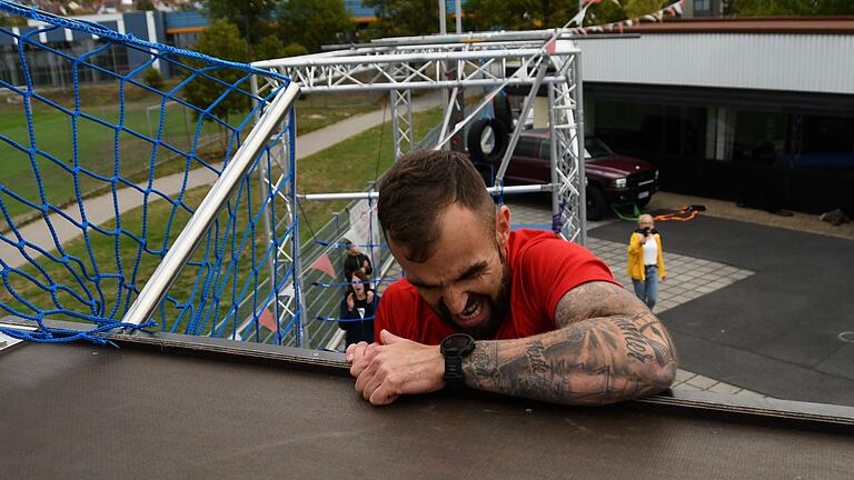 Zähne zusammenbeißen: Christian Endrich bezwingt die 'Warped Wall' am Boxcamp Lohr.