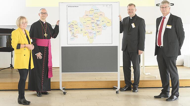 Pastoralreferentin Monika Albert, Bischof Franz Jung, Generalvikar Jürgen Vorndran und Michael Wolf&nbsp; bei der Vorstellung der neuen Bistumskarte im Oktober im Würzburger Burkardushaus.