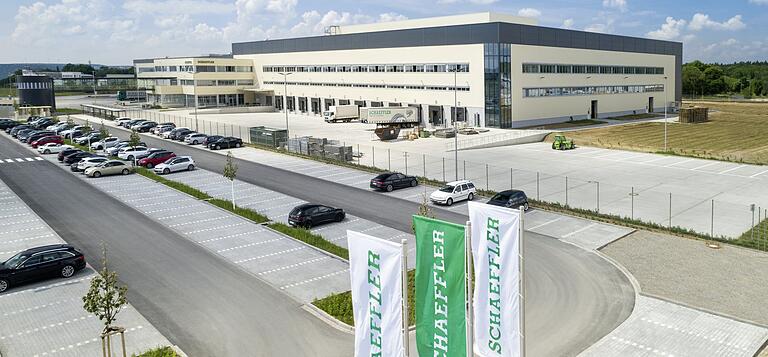 Das Europäische Dienstleistungszentrum (EDZ) Mitte in Kitzingen. Es ist eines von drei Logistikzentren der Schaeffler AG in Europa und steht direkt neben ehemaligen Flughafen.&nbsp;