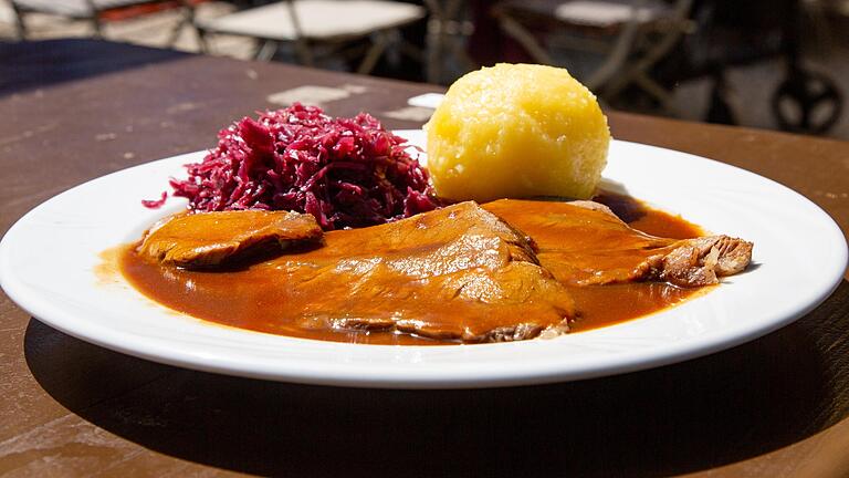 Auch in fränkischen Wirtshäusern im Haßbergkreis steht er auf der Karte: Der Sauerbraten. (Symbolbild)