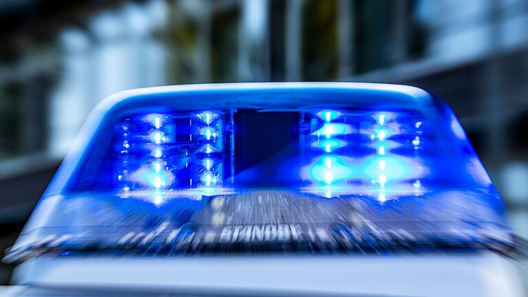 Blaulicht       -  Die Polizei wird in Riedlingen verstärkt Präsenz zeigen, nachdem dort ein Kind aus einem Auto heraus angesprochen wurde.