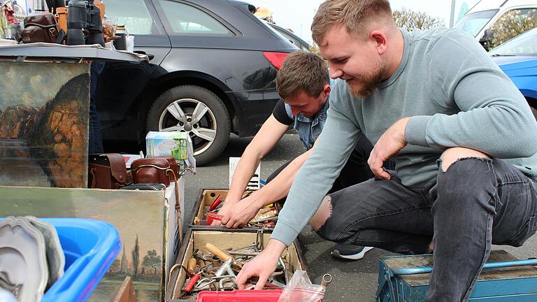 Der große Flohmarkt auf dem Parkplatz vor dem Kaufland am Dreistock in Kitzingen lockt immer Sonntag viele Besucherinnen und Besucher an.