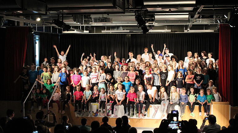 Insgesamt 121 Kinder und Jugendliche nahmen beim &quot;Juze in Motion&quot; Tanzworkshop teil.