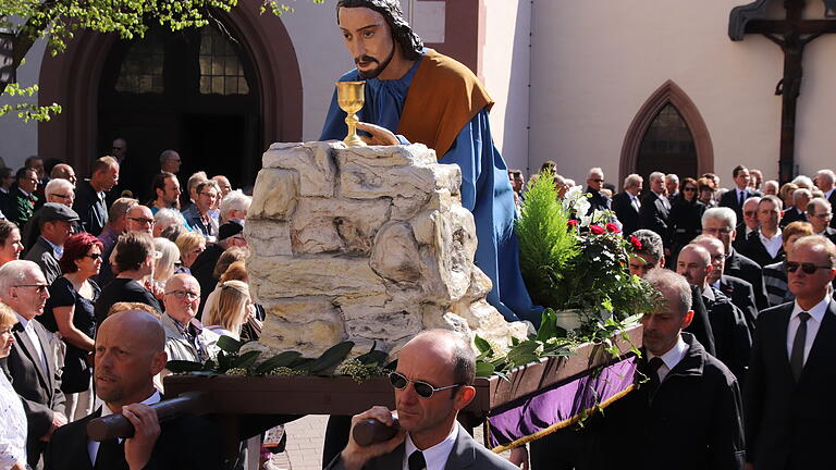 Rund 10 000 Menschen säumten im vergangenen Jahr die Straßen bei der Karfreitagsprozession, die auf eine mindestens 363-jährige Tradition zurückblickt. Erstmals seit dem Ersten Weltkrieg fällt sie heuer aus.