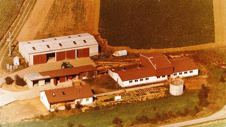 Die Anfänge des Aussiedlerhofes Endres: Das Luftbild von 1981 zeigt vorne das Wohnhaus, rechts das Stallgebäude für die Ferkelaufzucht und zwei Gerätehallen.&nbsp;