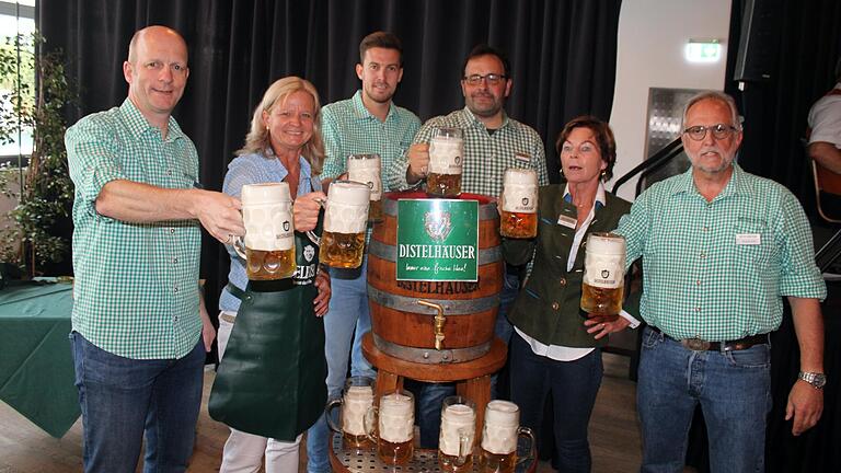 Altstadtfestbierprobe in der Distelhäuser Brauerei: Ein positives Geschmacksfazit zogen nach dem Anstich Thomas Landwehr, Bürgermeisterin Anette Schmidt, Mario Gimbel, Christoph Ebers, Sabine Bauer und Roland Andre (von links).