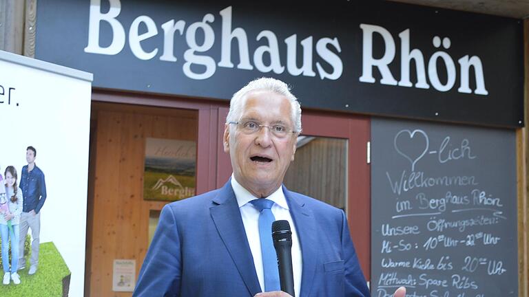 Das erst vor wenigen Jahren neu errichtete Berghaus Rhön oberhalb von Riedenberg erhielt in diesem Jahr von Innenminister Joachim Herrmann eine Auszeichnung für seine Bauweise aus Holz.
