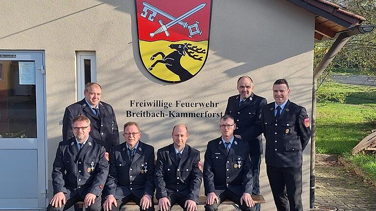 Die aktuelle Vorstandschaft der Freiwilligen Feuerwehr Breitbach-Kammerforst.
(von links, stehend) 1. Kommandant Paul Hugo,  Kassier Wolfgang Stumpf, 1. Vorstand Alexander Greß, 
(von links, sitzend) 2. Kommandant Stefan Habersack, 2. Vorstand Alexander Loos, Materialwart Benedikt Krünes, Schriftführer Matthias Ott.