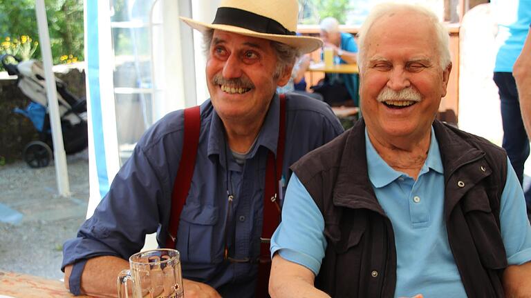 Alte Jazz-Kameraden: Wolfgang Görner (rechts) und Peter Michel (links), der rund 1200 Kilometer zurücklegte, um beim Jazzfest dabei zu sein, schwelgen in Erinnerungen an die „gute, alten Zeit“. - Alte Jazz-Kameraden: Wolfgang Görner (rechts) und Peter Michel (links), der rund 1200 Kilometer zurücklegte, um beim Jazzfest dabei zu sein, schwelgen in Erinnerungen an die „gute, alten Zeit“. Alte Jazz-Kameraden: Wolfgang Görner (rechts) und Peter Michel (links), der rund 1200 Kilometer zurücklegte, um beim Jazzfest dabei zu sein, schwelgen in Erinnerungen an die „gute, alten Zeit“. - Alte Jazz-Kameraden: Wolfgang Görner (rechts) und Peter Michel (links), der rund 1200 Kilometer zurücklegte, um beim Jazzfest dabei zu sein, schwelgen in Erinnerungen an die „gute, alten Zeit“.