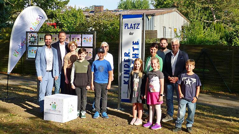 Der neue Platz der Kinderrechte in Gochsheim. An seiner offiziellen Übergabe beteiligt waren (hinten von links) Gochsheims Bürgermeister Manuel Kneuer, sein Grettstadter Amtskollege Jens Machnow, Stellvertretende Landrätin Bettina Bärmann, Kreisvorsitzende Daniela Schömig, Projektkoordinatorin Yvonne Bauer, Graffitikünstler Christian Böhmer, Hans-Dieter Bott vom Landesverband Bayern und fünf Kids im Namen vieler anwesender Kinder.