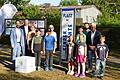 Der neue Platz der Kinderrechte in Gochsheim. An seiner offiziellen Übergabe beteiligt waren (hinten von links) Gochsheims Bürgermeister Manuel Kneuer, sein Grettstadter Amtskollege Jens Machnow, Stellvertretende Landrätin Bettina Bärmann, Kreisvorsitzende Daniela Schömig, Projektkoordinatorin Yvonne Bauer, Graffitikünstler Christian Böhmer, Hans-Dieter Bott vom Landesverband Bayern und fünf Kids im Namen vieler anwesender Kinder.