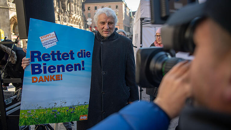 Schauspieler Udo Wachtveitl unterstützte am Donnerstag das Volksbegehren 'Rettet die Bienen' mit einer Teilnahme in München.