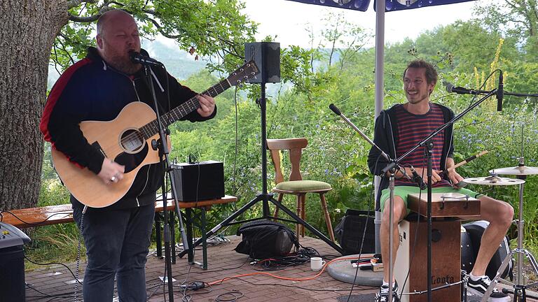 Spielfreudig und humorvoll zeigten sich Andreas Kümmert (links) und Drummer Michael Weippert beim Open-Air-Konzert an der Frammersbacher Skihütte.