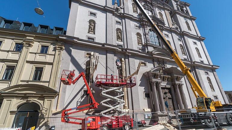Ein Schutzdach wird derzeit an der Westfassade von Stift Haug angebracht. Ein Schutzdach wird derzeit an der Westfassade von Stift Haug angebracht.