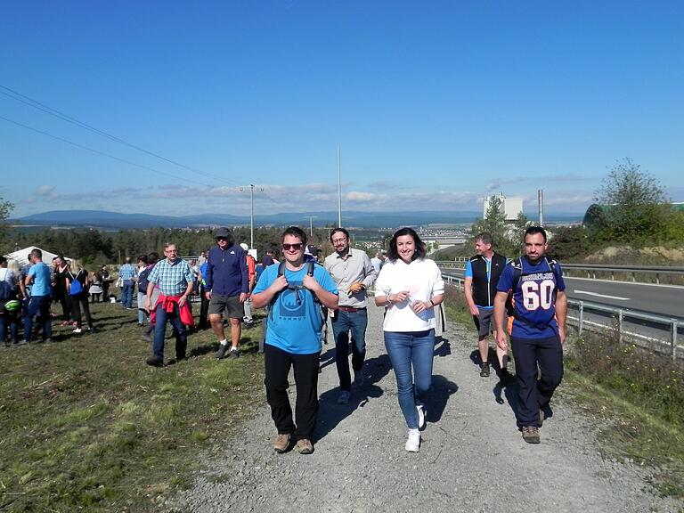 'Königin on Tour': Der Tross mit der 'Strahlunger Weinkönigin' Dorothee Bär in der Mitte zog nach Abschluss des offiziellen Teils los, um auf dem 'Strahlunger' Richtung Salz zu wandern.