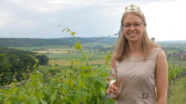 Eva Brockmann bleibt auch über das kommende Jahr hinaus Fränkische Weinkönigin.