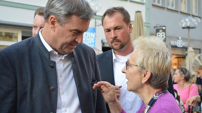 Zahlreiche Menschen kamen auf den Ministerpräsidenten zu, um ihm die Hand zu schütteln und kurz mit ihm ins Gespräch zu kommen. Zahlreiche Menschen kamen auf den Ministerpräsidenten zu, um ihm die Hand zu schütteln und kurz mit ihm ins Gespräch zu kommen.