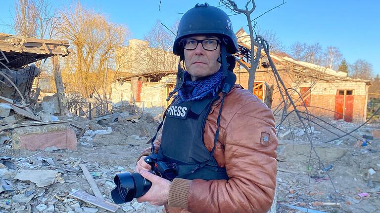 Till Mayer, hier als Kriegsreporter in der Ukraine, berichtet am Montagabend im Gespräch mit Main-Post-Chefredakteur Ivo Knahn über die Digitalisierung im Schützengraben. Till Mayer, hier als Kriegsreporter in der Ukraine, berichtet am Montagabend im Gespräch mit Main-Post-Chefredakteur Ivo Knahn über die Digitalisierung im Schützengraben.