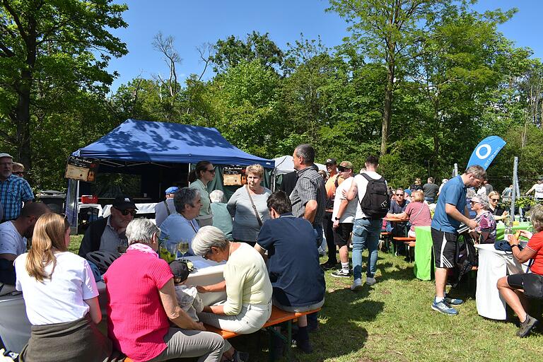 Das Bild zeigt einige der vielen Besucher am Fuchsranken. Das Bild zeigt einige der vielen Besucher am Fuchsranken.