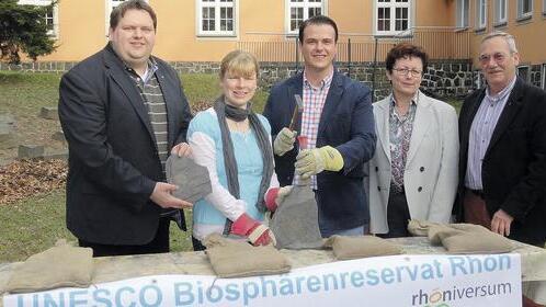 Drei Einrichtungen – Ein Verbund: Im Rhöniversum können künftig Bildungsmodule wechselseitig gebucht werden. Das Bild (zeigt von links): Peter Gehring (Thüringer Hütte), Dr. Andrea Schmitt (pädagogische Leitung Bauersberg), Bernd Fischer (Umweltbildungsstätte Oberelsbach), Helga Suttner (Geschäftsführerin Schullandheimwerk Unterfranken) und Jochen Heilmannn (Vorsitzender Schullandheimwerk Unterfranken). Drei Einrichtungen – Ein Verbund: Im Rhöniversum können künftig Bildungsmodule wechselseitig gebucht werden. Das Bild (zeigt von links): Peter Gehring (Thüringer Hütte), Dr. Andrea Schmitt (pädagogische Leitung Bauersberg), Bernd Fischer (Umweltbildungsstätte Oberelsbach), Helga Suttner (Geschäftsführerin Schullandheimwerk Unterfranken) und Jochen Heilmannn (Vorsitzender Schullandheimwerk Unterfranken).