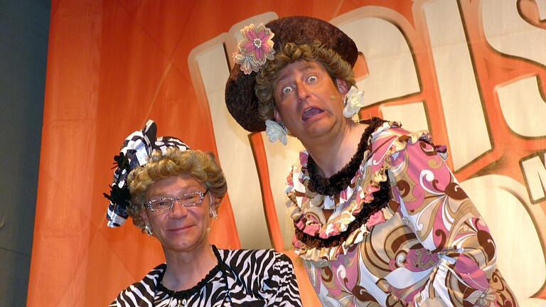Heissmann & Rassau       -  Foto zum Artikel: Ein Hoch auf 'Waltraud und Mariechen': Der Auftritt in Zebra-Look und Blümchenkleid ist und bleibt die Paraderolle von Volker Heissmann (rechts) und Martin Rassau.