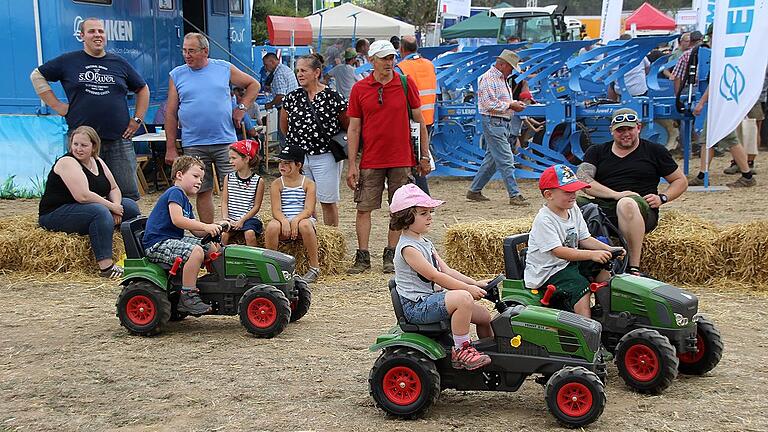 Auch für die Jüngsten ist viel beim gemeinsamen Feldtag des Landtechnikherstellers Fendt und der Züchtergruppe Saaten-Union bei Wadenbrunn geboten. Auch für die Jüngsten ist viel beim gemeinsamen Feldtag des Landtechnikherstellers Fendt und der Züchtergruppe Saaten-Union bei Wadenbrunn geboten.