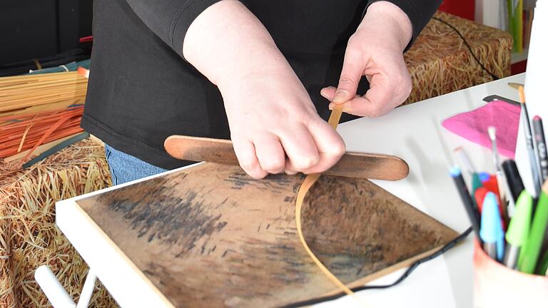 Hingabe und handwerkliches Können. Mélanie Richet bearbeitet Strohhalm für Strohhalm und schafft so warm glänzende Unikate. Hingabe und handwerkliches Können. Mélanie Richet bearbeitet Strohhalm für Strohhalm und schafft so warm glänzende Unikate. 