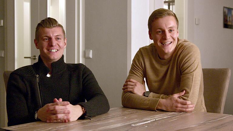 Toni Kroos (links) mit seinem Bruder Felix, der Fußballprofi beim Bundesliga-Aufsteiger 1. FC Union Berlin ist in einer Szene des Films 'Kroos'. Toni Kroos (links) mit seinem Bruder Felix, der Fußballprofi beim Bundesliga-Aufsteiger 1. FC Union Berlin ist in einer Szene des Films 'Kroos'.