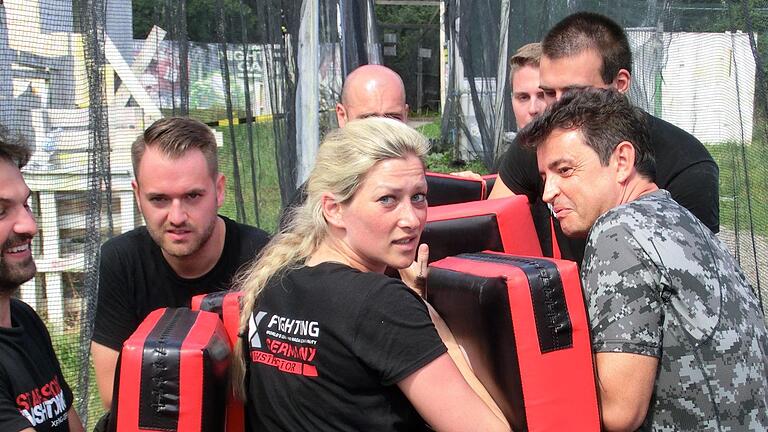 Einen Hindernislauf mit Dutzenden von Angreifern mussten die Teilnehmer des ersten Krav Maga Selbstverteidigungskurses im Kiss Park bewältigen. Foto: Peter Rauch       -  Einen Hindernislauf mit Dutzenden von Angreifern mussten die Teilnehmer des ersten Krav Maga Selbstverteidigungskurses im Kiss Park bewältigen. Foto: Peter Rauch