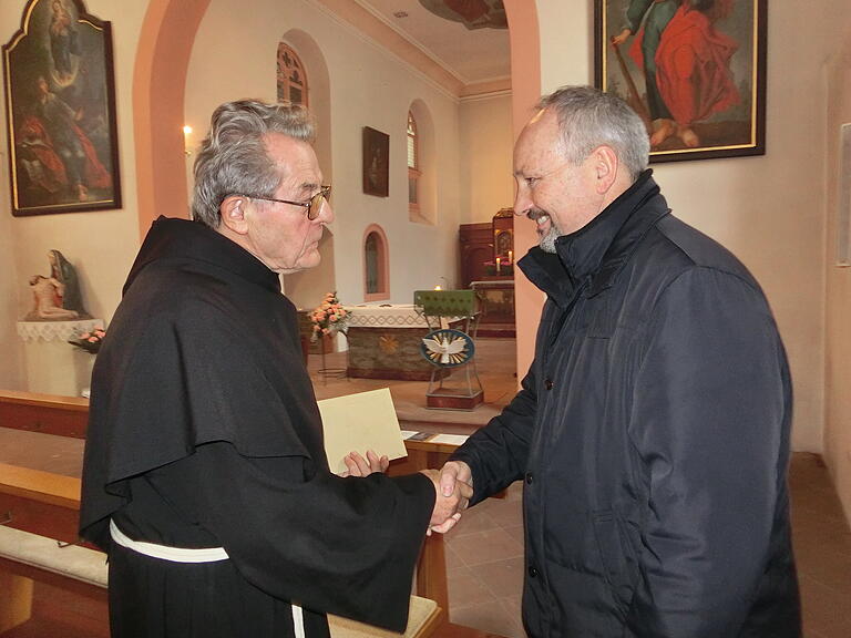 In der Klosterkirche Bad Königshofen übergab Stadtrat Bernhard Weigand im Namen der Stadt an Pater Dr. Anselm Kraus ein Buchgeschenk. Der Geistliche begleitete die traditionellen Gebetstage. In der Klosterkirche Bad Königshofen übergab Stadtrat Bernhard Weigand im Namen der Stadt an Pater Dr. Anselm Kraus ein Buchgeschenk. Der Geistliche begleitete die traditionellen Gebetstage.