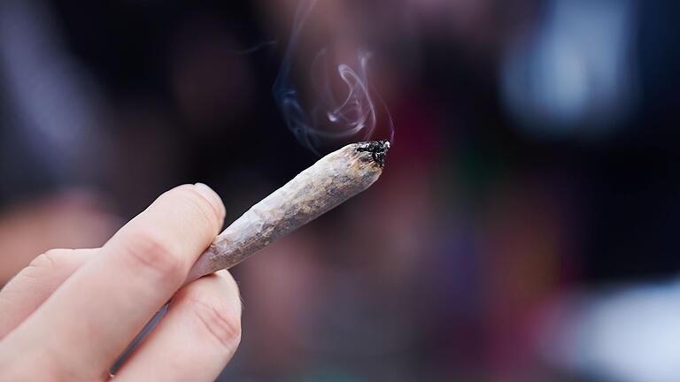 Haschisch und Marihuana kaufte und verkaufte ein junger Mann über Monate zusammen mit einem Freund (Symbolbild). Jetzt stand er vor deshalb Gericht. Haschisch und Marihuana kaufte und verkaufte ein junger Mann über Monate zusammen mit einem Freund (Symbolbild). Jetzt stand er vor deshalb Gericht.