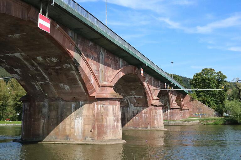 Die Alte Mainbrücke in Lohr ist seit vielen Jahren in einem erbärmlichen Zustand. Nun könnte eine Sanierung näher rücken.&nbsp;