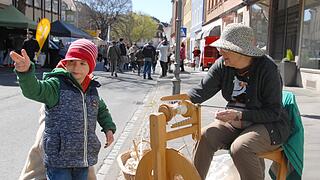 Viel geboten war beim Kitzinger Frühling 2025, der sich mit der Automeile. Musik und vielen Ständen durch die ganze Kitzinger Innenstadt zog. Bei strahlendem Sonnenschein und kühlem Wind waren viele Menschen unterwegs und nutzten den verkaufsoffenen Sonntag zum Bummeln.