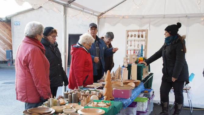 Viel zu bestaunen gab es beim Weihnachtsmarkt in Großwenkheim. Foto: Anton Then - Viel zu bestaunen gab es beim Weihnachtsmarkt in Großwenkheim. Foto: Anton Then Viel zu bestaunen gab es beim Weihnachtsmarkt in Großwenkheim. Foto: Anton Then - Viel zu bestaunen gab es beim Weihnachtsmarkt in Großwenkheim. Foto: Anton Then