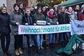 Studentin Franziska Müller (fünfte von rechts) und Cornelia Paasch (dritte von links) zusammen mit ehrenamtlichen Helfern von Sant' Egidio beim Aufbau des 'Weihnachtsmarkt für Afrika' vorm Würzburger Dom.