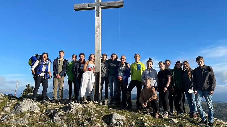 Atemberaubende Natur, Gipfelglück und Panorama – das haben 15 Schülerinnen und Schüler aus der Abschlussklasse des Egbert-Gymnasiums während ihrer Hüttenwanderung im Chiemgau erlebt. Atemberaubende Natur, Gipfelglück und Panorama – das haben 15 Schülerinnen und Schüler aus der Abschlussklasse des Egbert-Gymnasiums während ihrer Hüttenwanderung im Chiemgau erlebt.