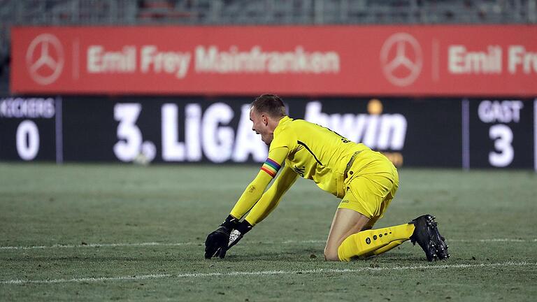 Am Boden: Kickers-Keeper Hendrik Bonmann ist vom 0:3 gegen 1860 München sichtlich mitgenommen. Am Boden: Kickers-Keeper Hendrik Bonmann ist vom 0:3 gegen 1860 München sichtlich mitgenommen.
