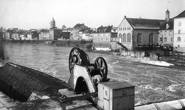 Das Elektrizitätswerk mit Trommelwehr unter der Maxbrücke und Turbinenbau vom Elektrizitätswer aus dem Jahr 1905 wurde im Jahr 1963 abgebaut. Das Elektrizitätswerk mit Trommelwehr unter der Maxbrücke und Turbinenbau vom Elektrizitätswer aus dem Jahr 1905 wurde im Jahr 1963 abgebaut.