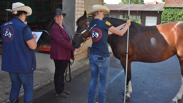 Die Zuchtrichterinnen Angelika Hellberg und Maria Holz vom deutschen Paint Horse Club nahmen in Großeibstadt die Bewertung der Pferde vor. Gemessen wurde auch die Schulterhöhe.