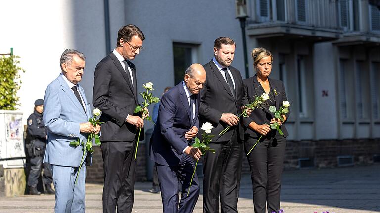 Scholz besucht Solingen       -  Scholz findet bei seinem Besuch am Tatort des Attentats von Solingen klare Worte. Konkrete neue Maßnahmen kündigt er aber nicht an.