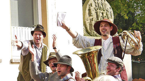 Er kriegt den Fränkischen Nobelpreis: Volker Müller aus Hergolshausen (ganz hinten), hier bei einem Auftritt mit seiner Band &bdquo;häisd'n'däisd vomm mee&ldquo; beim Brotfest in Maibach.