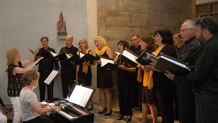 Das Konzert der „Gesangsoase“ unter der Leitung von Claudia Bähr in der Achatiuskapelle war ein besonderes Erlebnis. Zum Motto „You raise me up“ präsentierten Ensembles und Solisten Kirchenmusik von der Renaissance bis zur Moderne. Das Konzert der „Gesangsoase“ unter der Leitung von Claudia Bähr in der Achatiuskapelle war ein besonderes Erlebnis. Zum Motto „You raise me up“ präsentierten Ensembles und Solisten Kirchenmusik von der Renaissance bis zur Moderne.