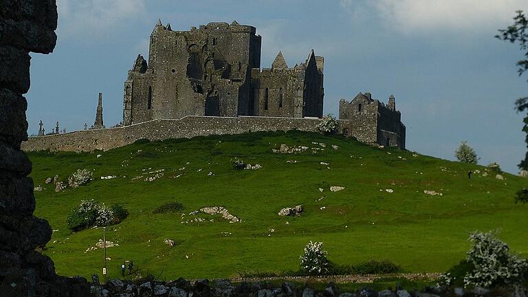 Nach der Legende hausen auf dem Rock of Cashel Feen und Geister. Die Burgruine ist ein Wahrzeichen Irlands.