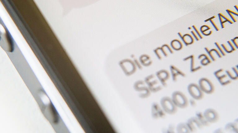 Online Banking am Computer oder mittels Smartphone (Symbolbild) ist zwar bequem, birgt aber auch Gefahren. Falsche Microsoft-Mitarbeiter haben sich zum Online-Bankkonto eines 81-Jährigen verschafft und mehrere Tausend Euro für sich abgebucht.