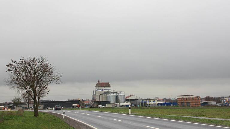 Im Industriegebiet 'An der Mönchstockheimer Straße' in Gerolzhofen möchte das Unternehmen Schäflein AG einen Lager- und Logistik-Standort errichten. Das Unternehmen hat hierzu das Areal rechterhand der Straße gekauft.