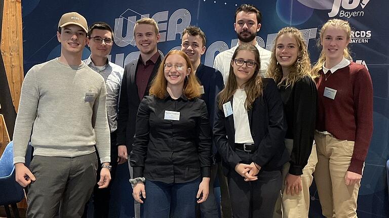 Die Vertreter des Kreisverbandes Schweinfurt bei der Landesversammlung der Auszubildenden &amp; Schüler Union in Bayern (SU Bayern) in München (von links): Niklas Uehlein, Maik Mann, Philipp Hüllmantel, Hanna Friedrich, Timo Menschner, Annika Schmitt, Nils Machullik, Cornelia Neubauer sowie Stefanie Neubauer.