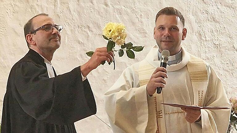 Ein bunter Strauß Blumen und im Bild die Rose stand im Mittelpunkt des ökumenischen Dankgottesdienstes, den der katholische Ortspfarrer Christian Nowak und sein evangelischer Kollege Pfarrer Johannes Riede (links) zelebrierten.