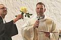 Ein bunter Strauß Blumen und im Bild die Rose stand im Mittelpunkt des ökumenischen Dankgottesdienstes, den der katholische Ortspfarrer Christian Nowak und sein evangelischer Kollege Pfarrer Johannes Riede (links) zelebrierten.